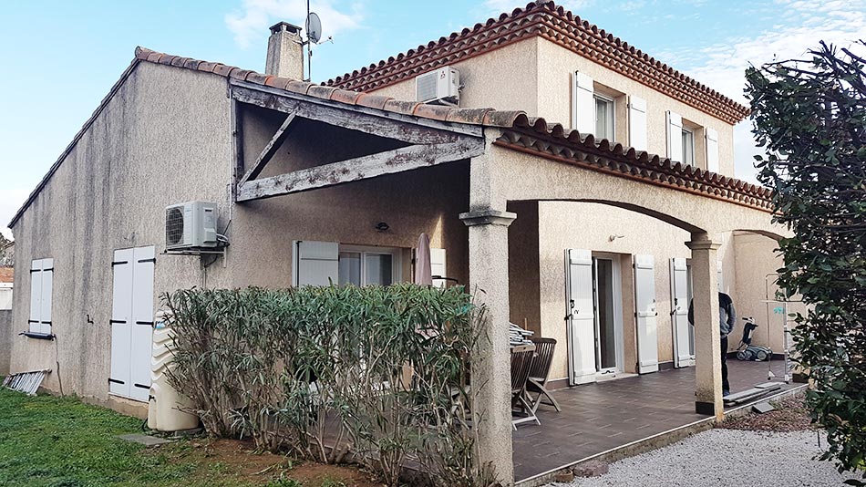 Maison en brique avec patio et haie