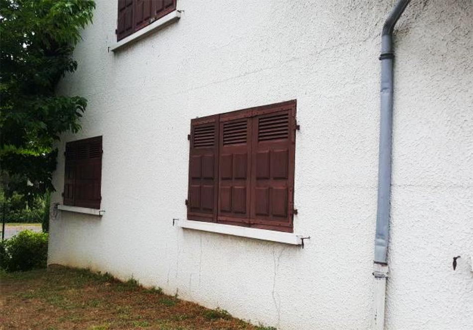 Fenêtre en bois marron sur mur blanc