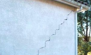 Fissure en escalier avant intervention des équipes de façadiers pour une réparation de fissures à Prades-le-Lez