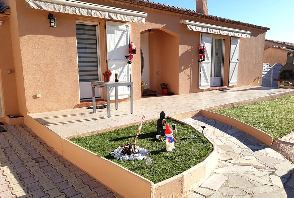 Petite cour avec figurines de jardin et table.