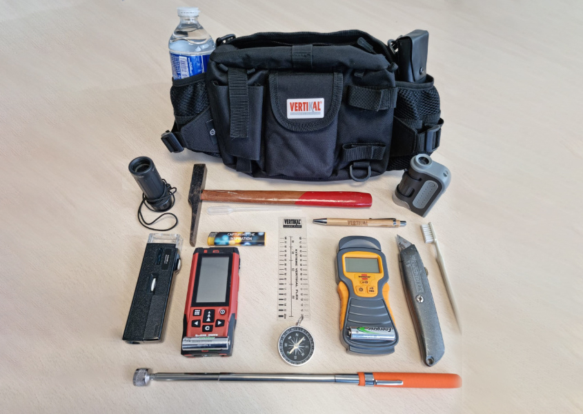 Outils, sac, boussole, mètre, couteau, appareil photo, stylo, règle, lampe, téléphone, bouteille