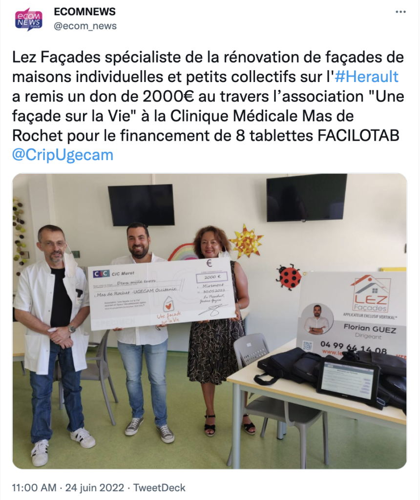 Personnes tenant un chèque dans une clinique.