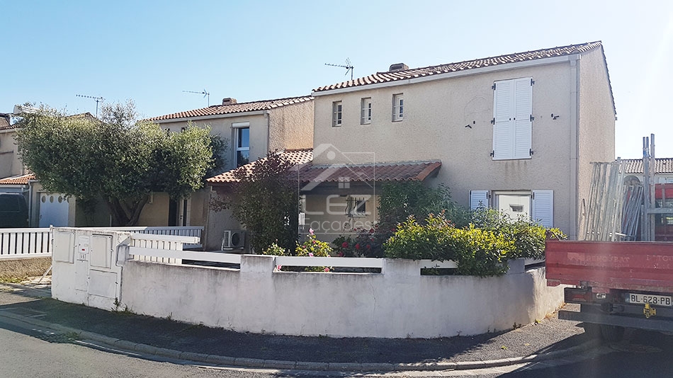 Maison blanche avec jardin et clôture