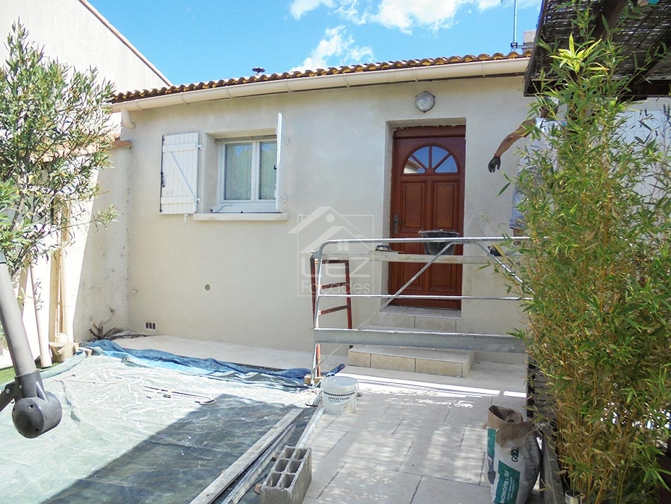 Maison en rénovation avec escalier et matériel de construction
