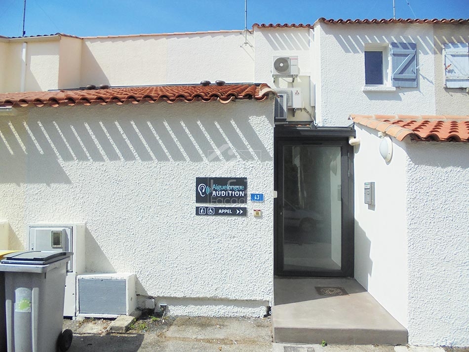 Entrée bâtiment, panneau audition, porte vitrée, air conditionné, bennes à ordures