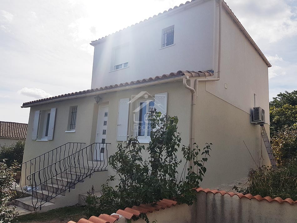 Maison moderne avec fenêtres et climatiseur