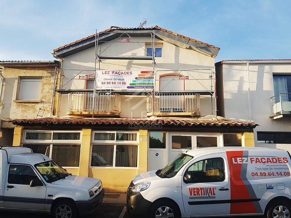 Véhicules Lez Façades devant bâtiment en rénovation