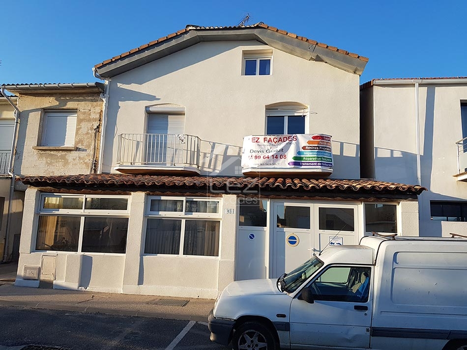 Boutique de peinture avec van blanc devant