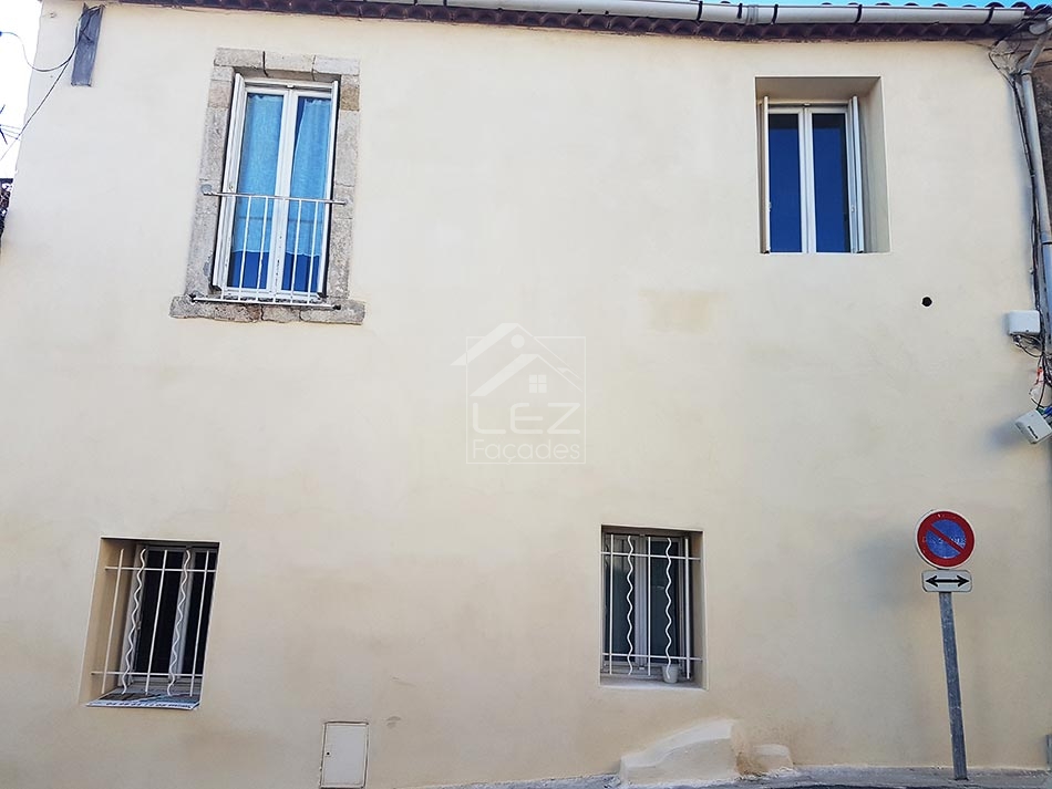 Façade de bâtiment avec fenêtres et panneau de rue