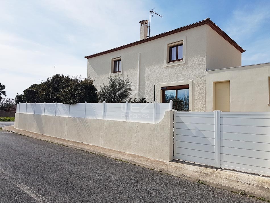 Maison blanche avec clôture en PVC blanc