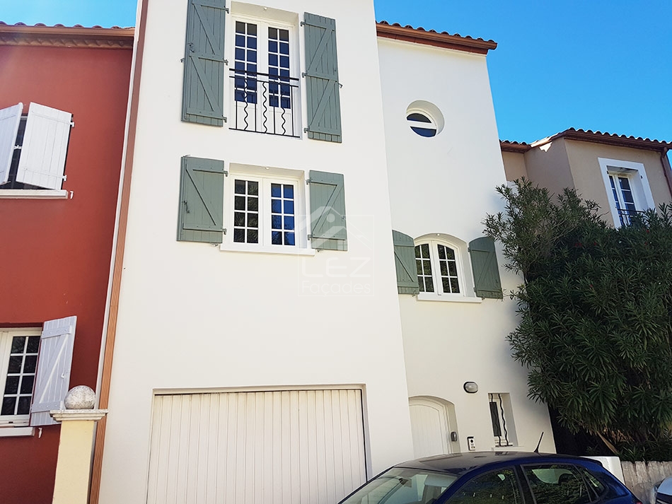 Ravalement de façade après intervention des équipes de façadiers à Mauguio (Département de l'HERAULT)