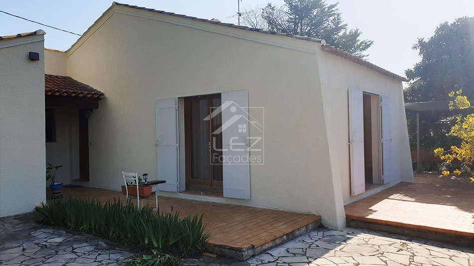 Maison blanche avec portes et fenêtres ouvertes, terrasse en bois
