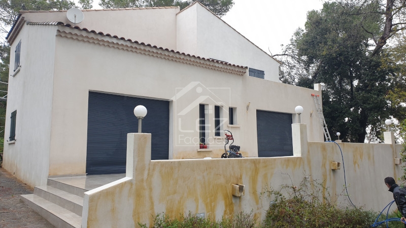 Maison blanche avec portes de garage, escaliers, lampes