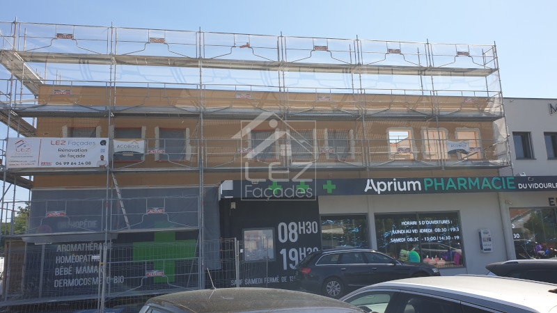 Pharmacie en construction avec échafaudages