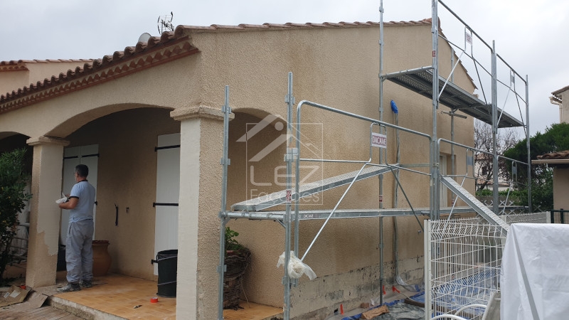 Construction maison, échafaudage, ouvrier, rénovation, maison, travaux