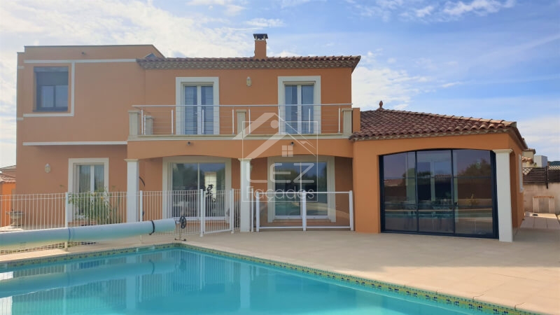 Maison moderne avec piscine et balcon