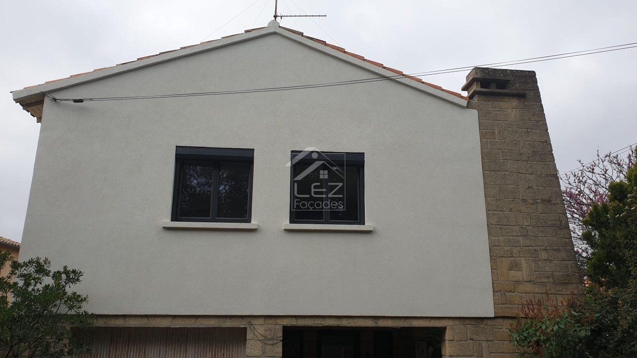 Maison blanche avec deux fenêtres noires