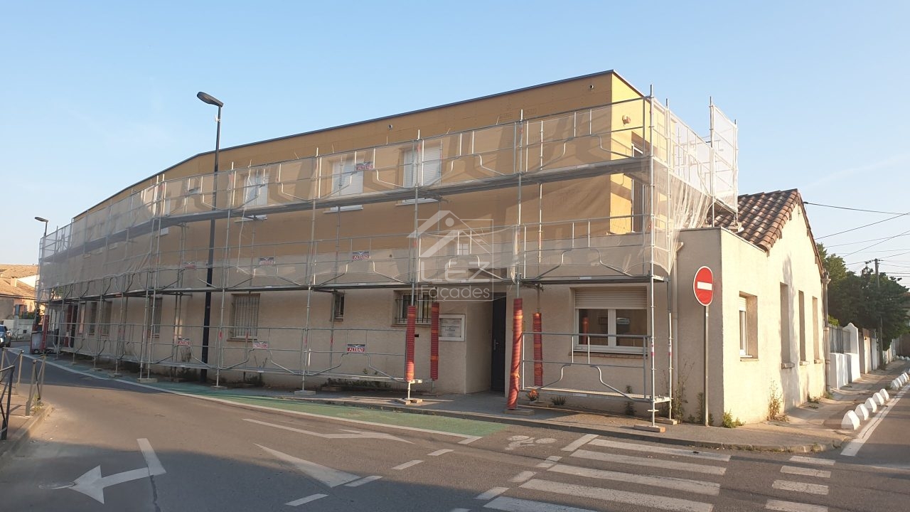 Bâtiment en rénovation avec échafaudage