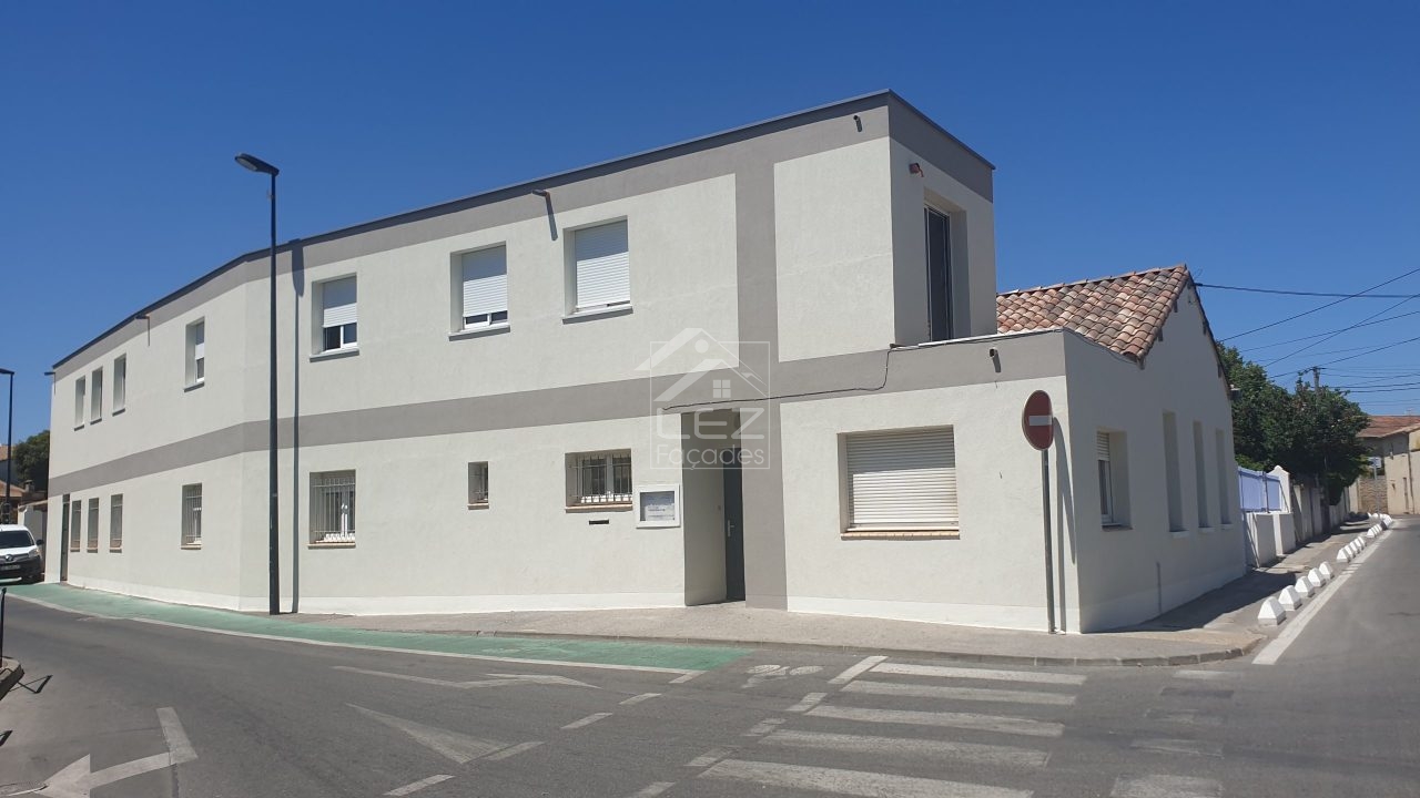 Blanc bâtiment moderne avec fenêtres et portes.