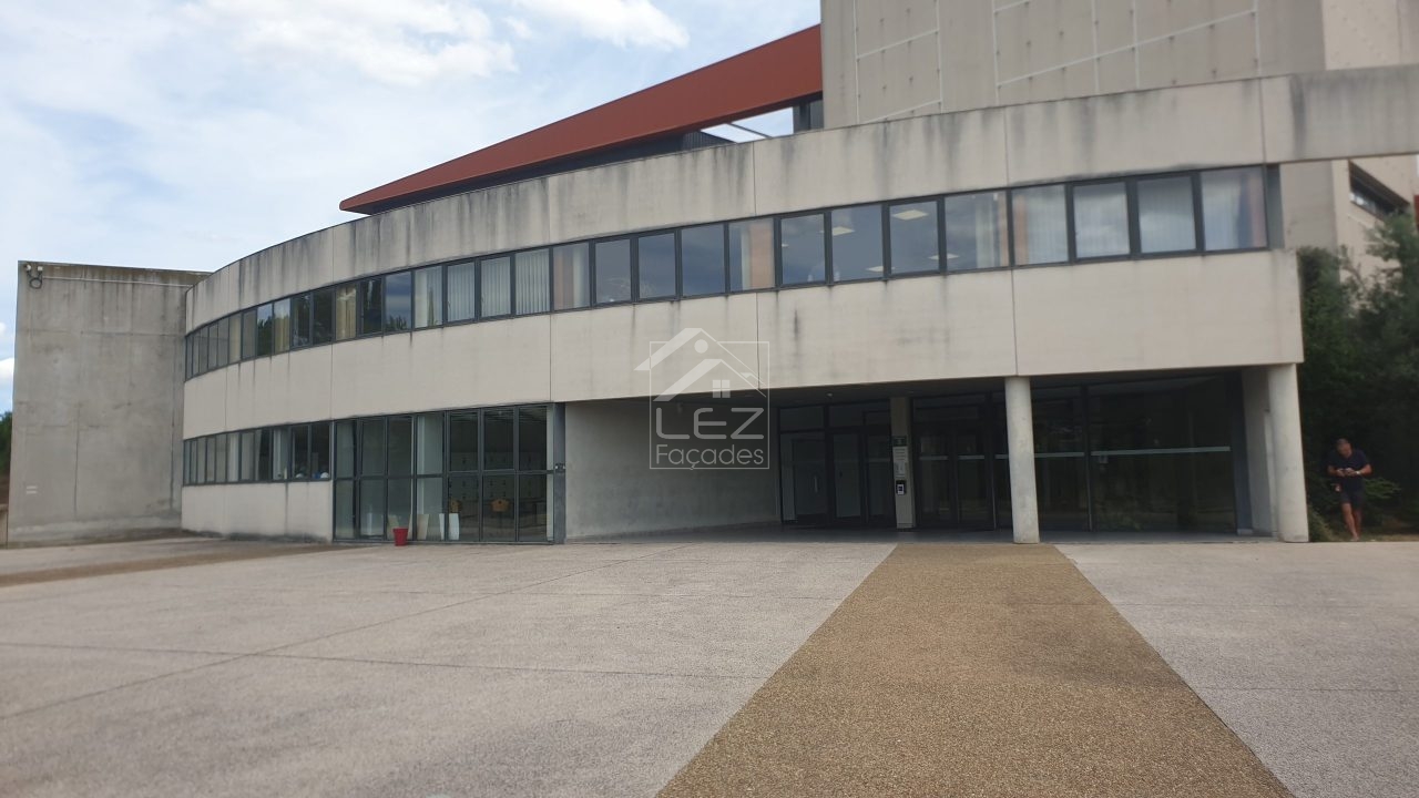 Bâtiment moderne avec grandes fenêtres et entrée principale