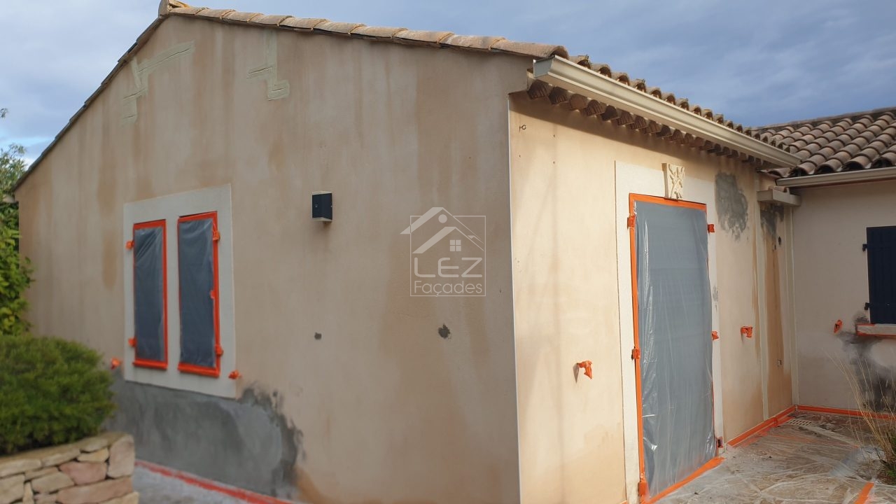 Maison en construction avec fenêtres et portes en plastique