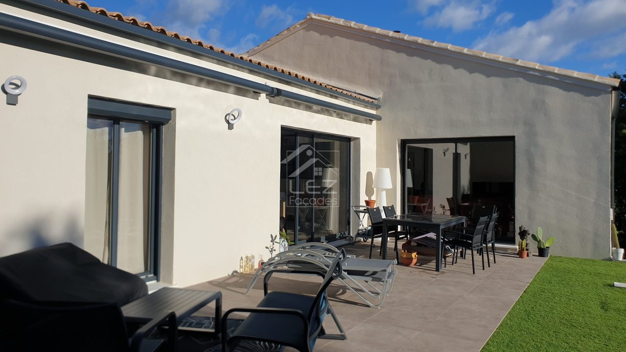 Patio avec chaises longues et table à manger